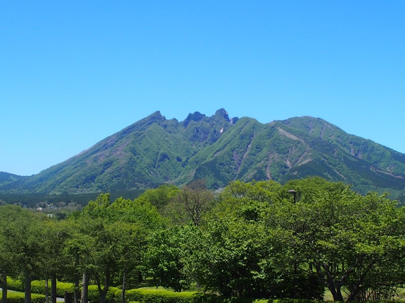 ＜夏・深緑の根子岳＞夏の阿蘇は新緑がきれいで最高です！