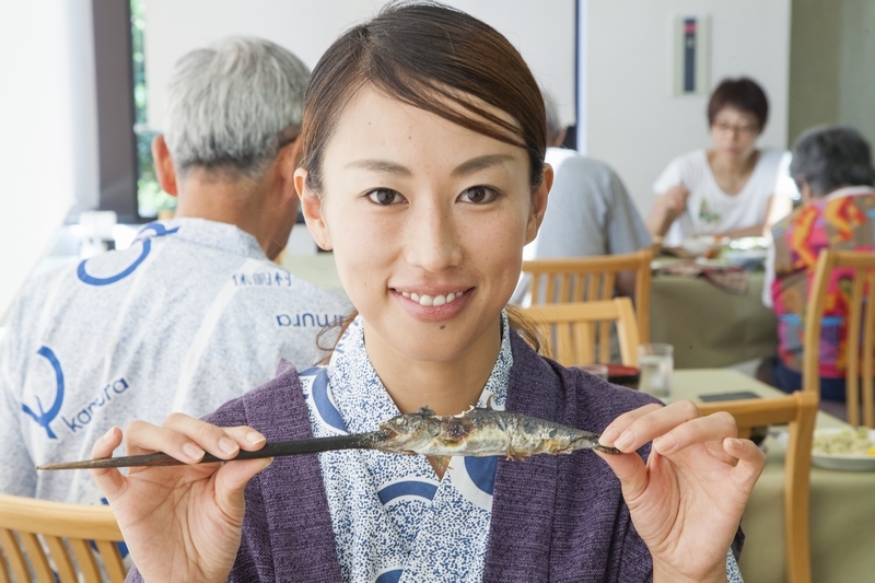 美味しそうな山女魚の塩焼き。おもわず丸かじりしちゃお。