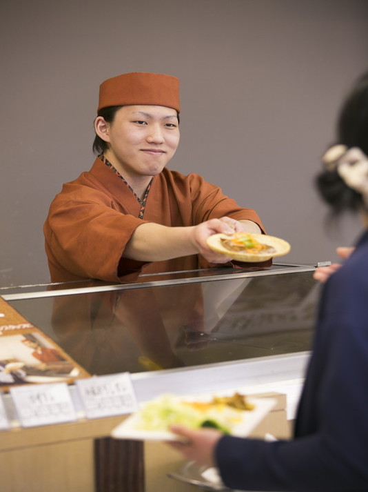 はい、どうぞ。アツアツでジューシーなステーキだって、食べ放題！！