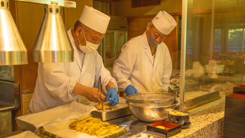 【夕食バイキング】ライブキッチンの揚げたて天ぷらも食べ放題！