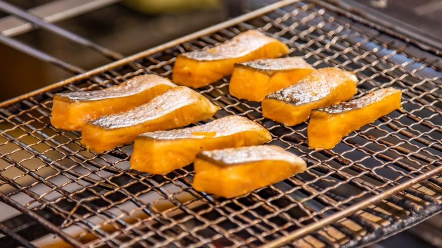 【朝食】焼き魚は目の前で焼き立てをご用意。