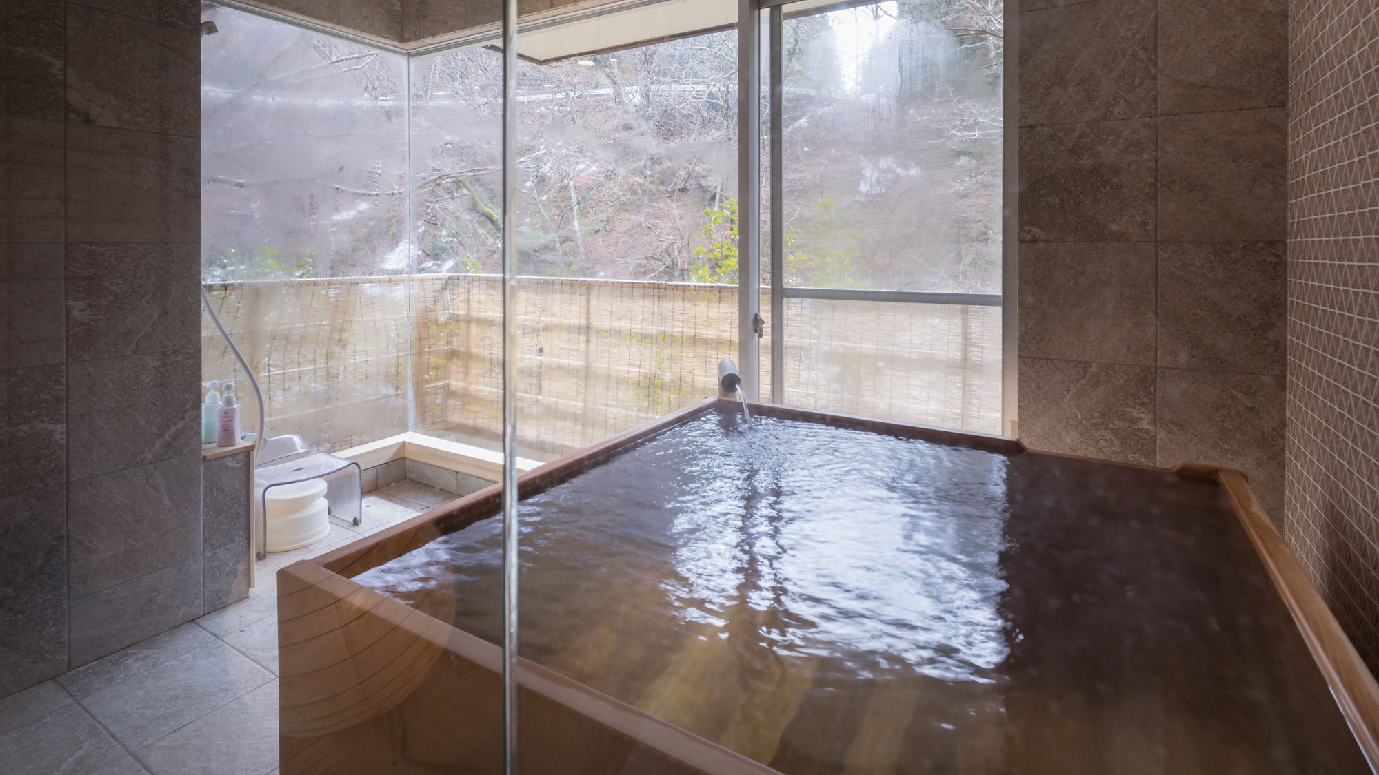【集〜TUDOI〜】24時間好きな時に温泉を満喫。窓を開ければ露天風呂気分も味わえる。