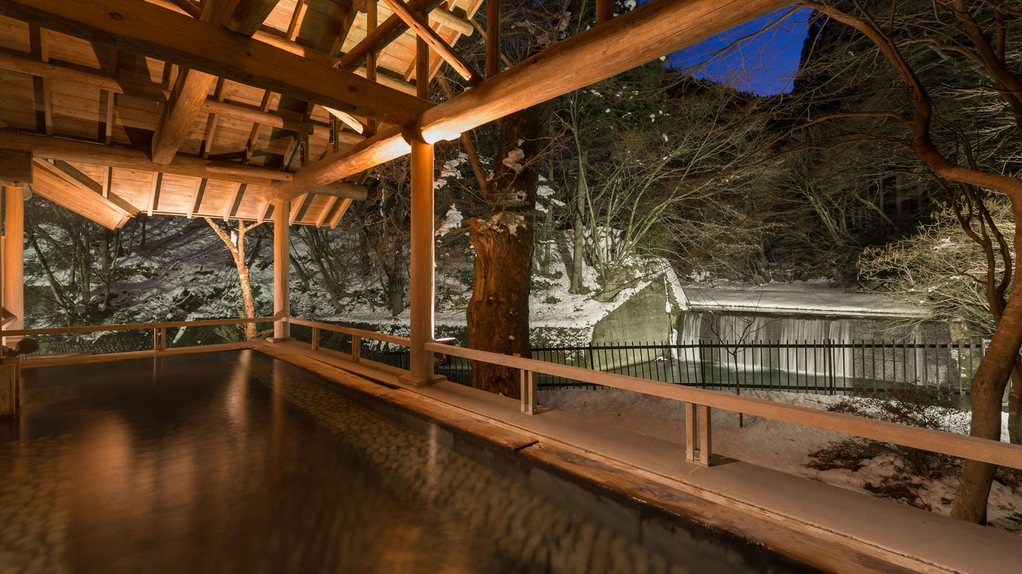 【滝見露天 森のこだま】四万たむらを代表するお風呂、四季折々の景色と美肌の湯を楽しめる。