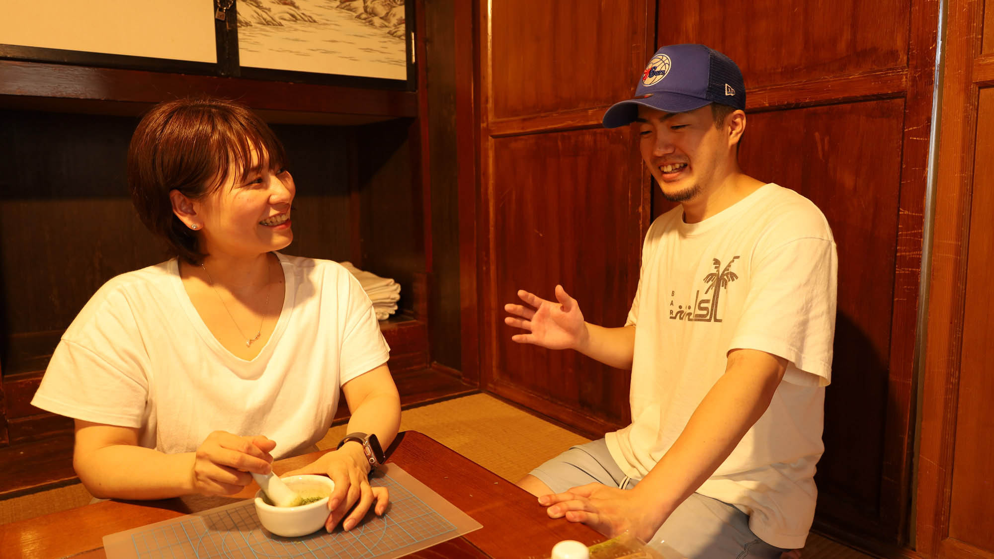 【月桃香作り体験】スタッフのユキさんが丁寧に教えてくれるので安心！