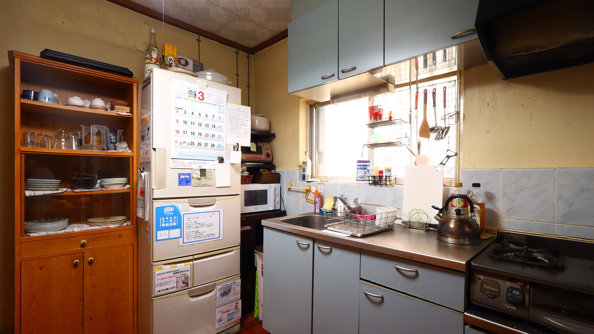 キッチン：自炊も可能です。調理器具、食器、調味料もご自由にお使いください