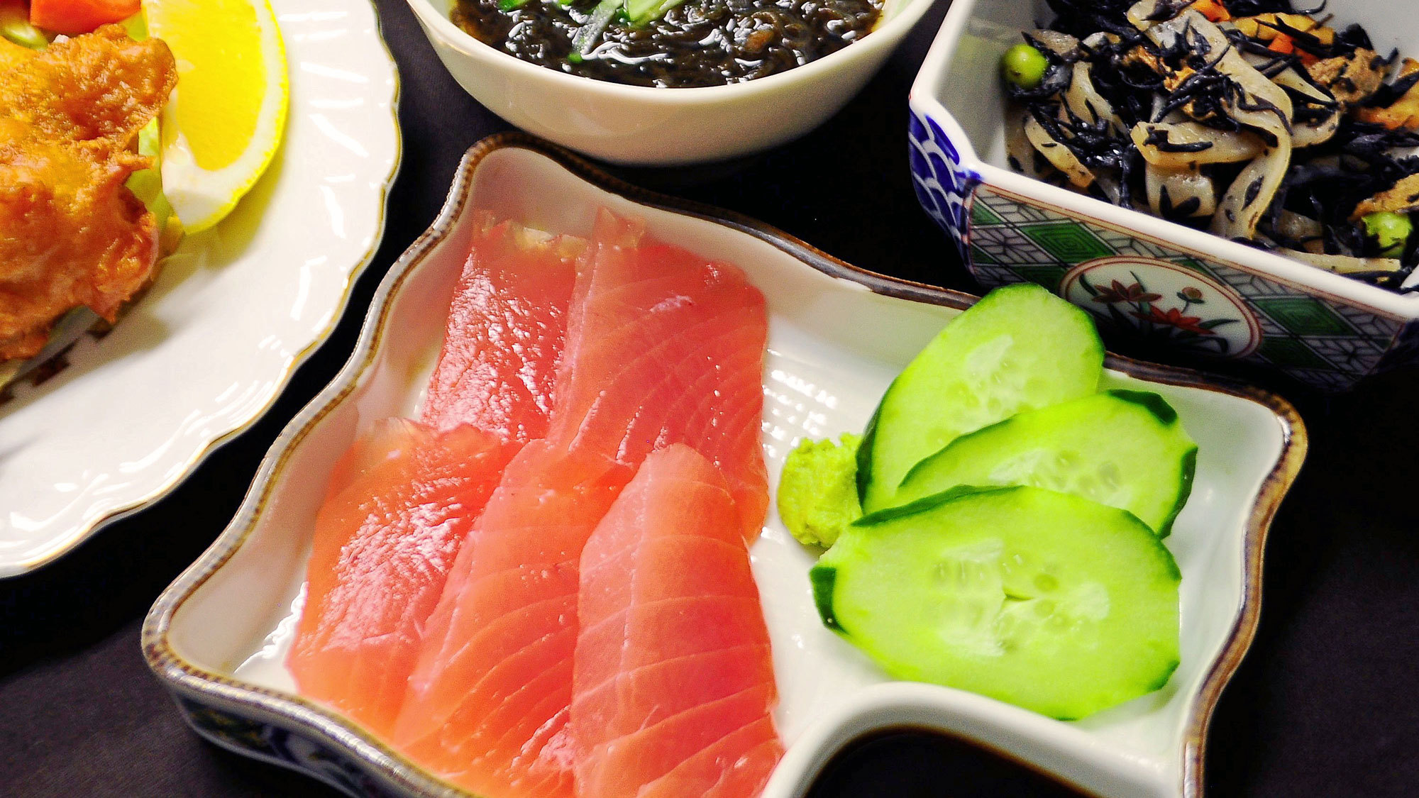 【夕食】沖縄県産魚刺身を堪能できます