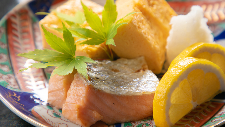 お食事一例「鮭西京焼きとトロふわ出汁巻き」