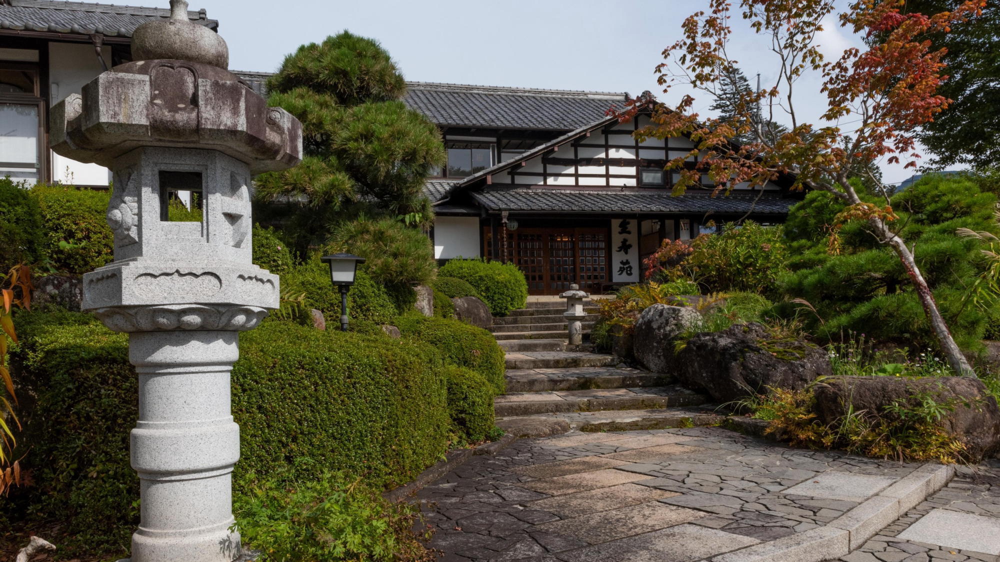 【外観】三国連山に抱かれた里山の2，400坪という広大な敷地に、わずか13室の小さな温泉宿「生寿苑」