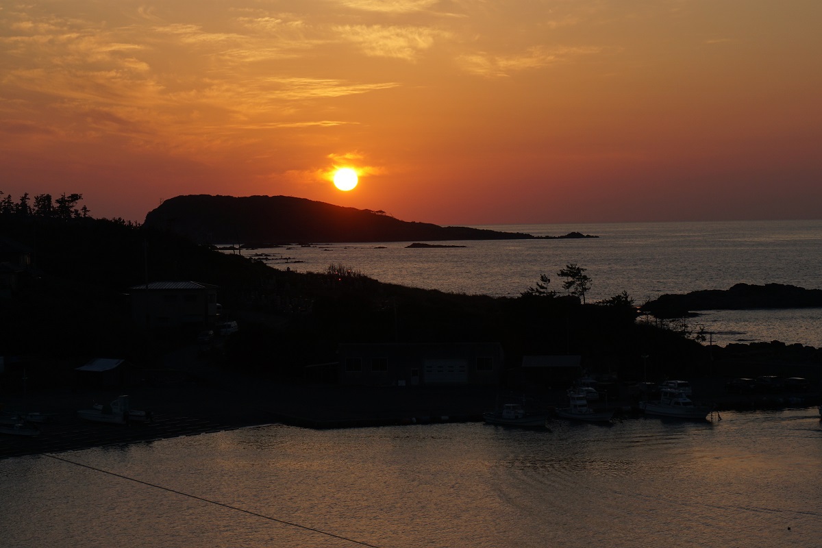 雄島に沈む夕日＜宿の客室から撮影＞