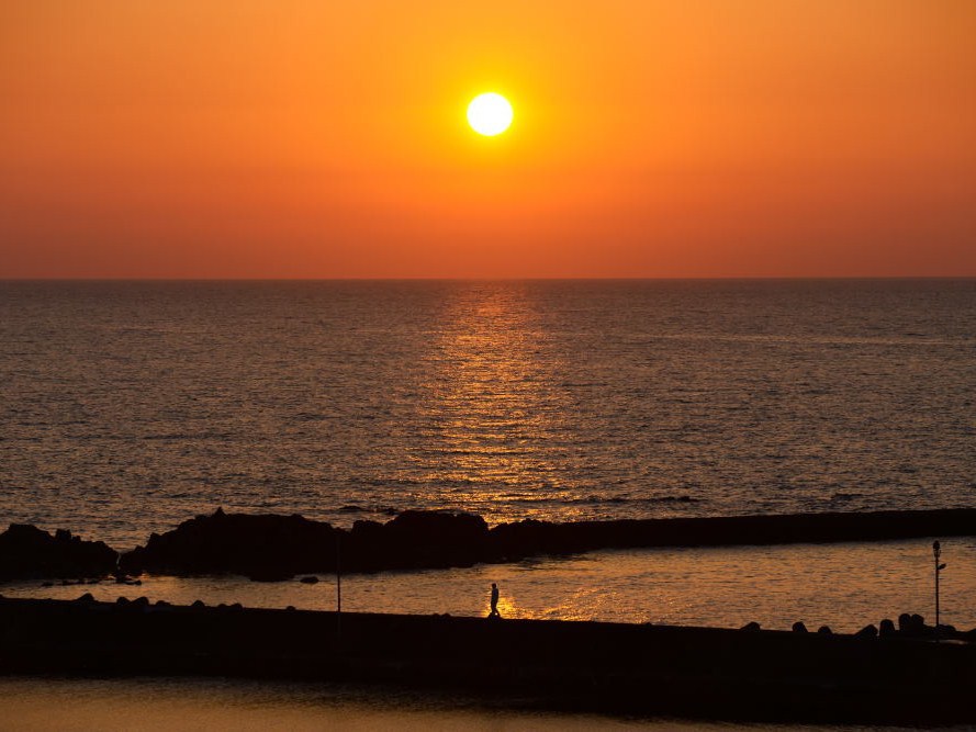 日本海の水平線に沈む夕日天気がいいと宿・近辺より望めます。