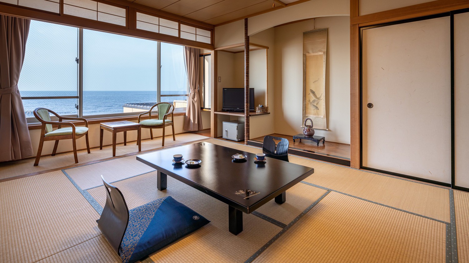 【和室10畳一例】箱庭のように目の前に広がる日本海をひとりじめのさわやか空間。（全室禁煙）