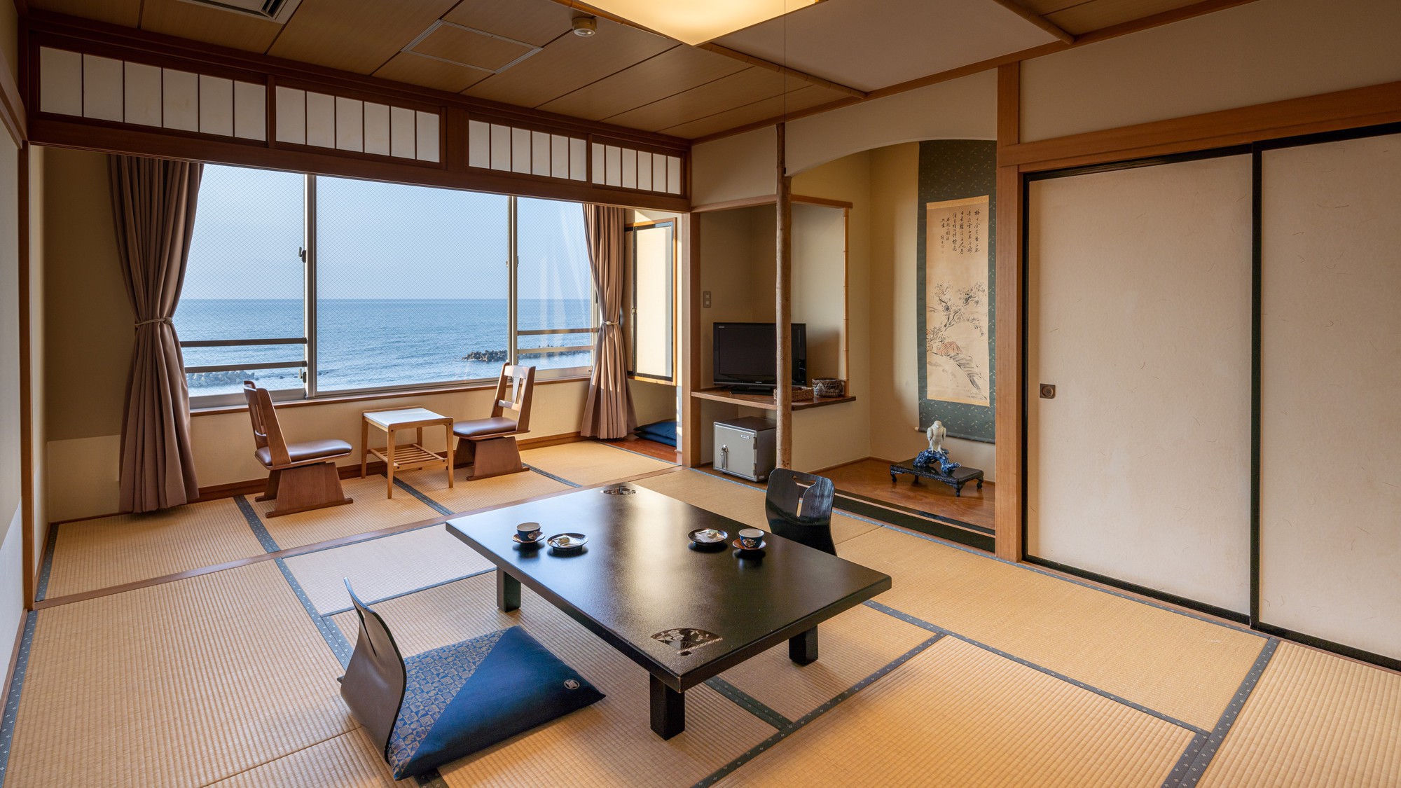 【和室10畳一例】箱庭のように目の前に広がる日本海をひとりじめのさわやか空間。（全室禁煙）