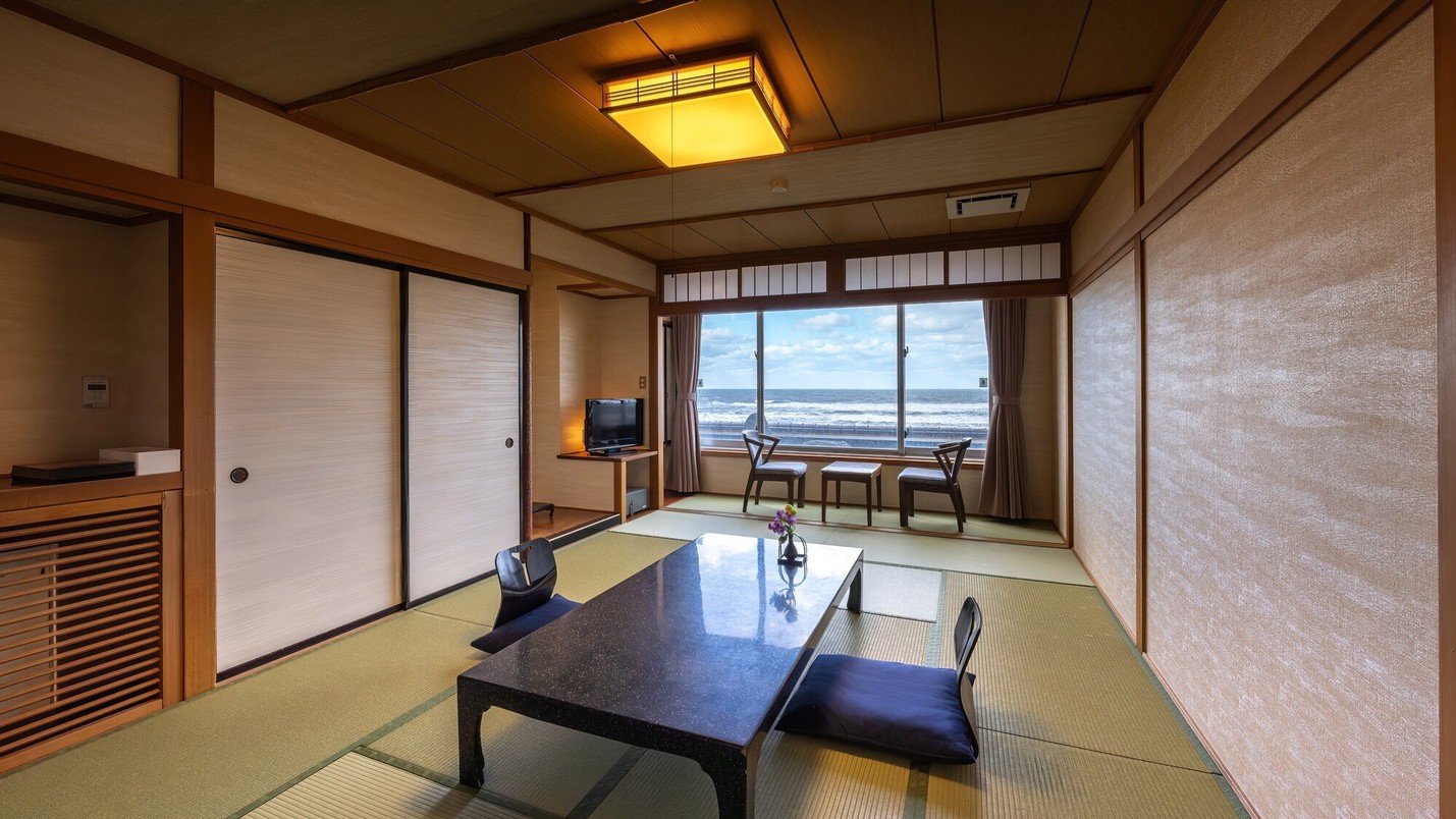 【和室12畳一例】海岸が目の前に広がるお部屋で、ゆっくりお過ごし下さい（全室禁煙）