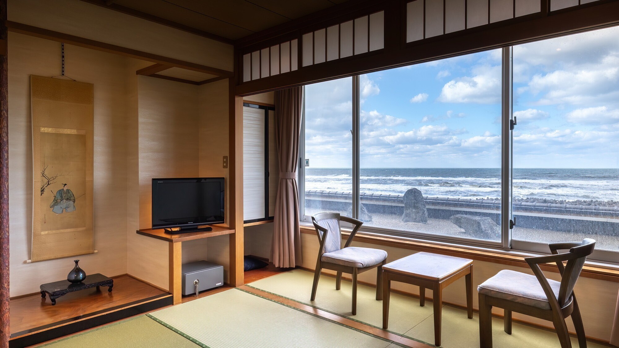【和室12畳一例】紅い夕陽が青い海に沈む様子をゆっくりとご堪能ください（全室禁煙）