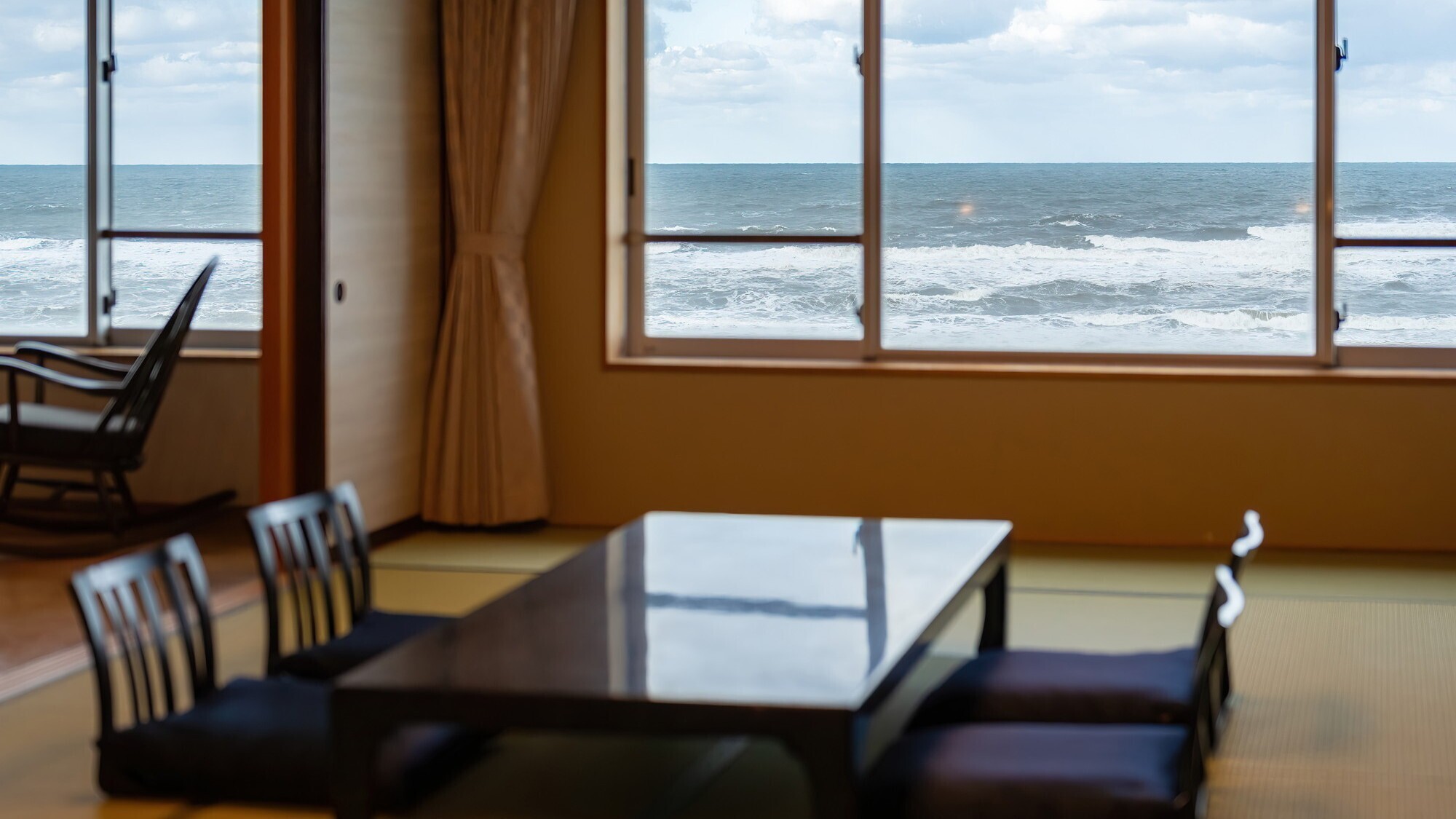 【リビング付客室一例】＜最上階＞和室とダイニング、すべてのお部屋から日本海を望めます（全室禁煙）