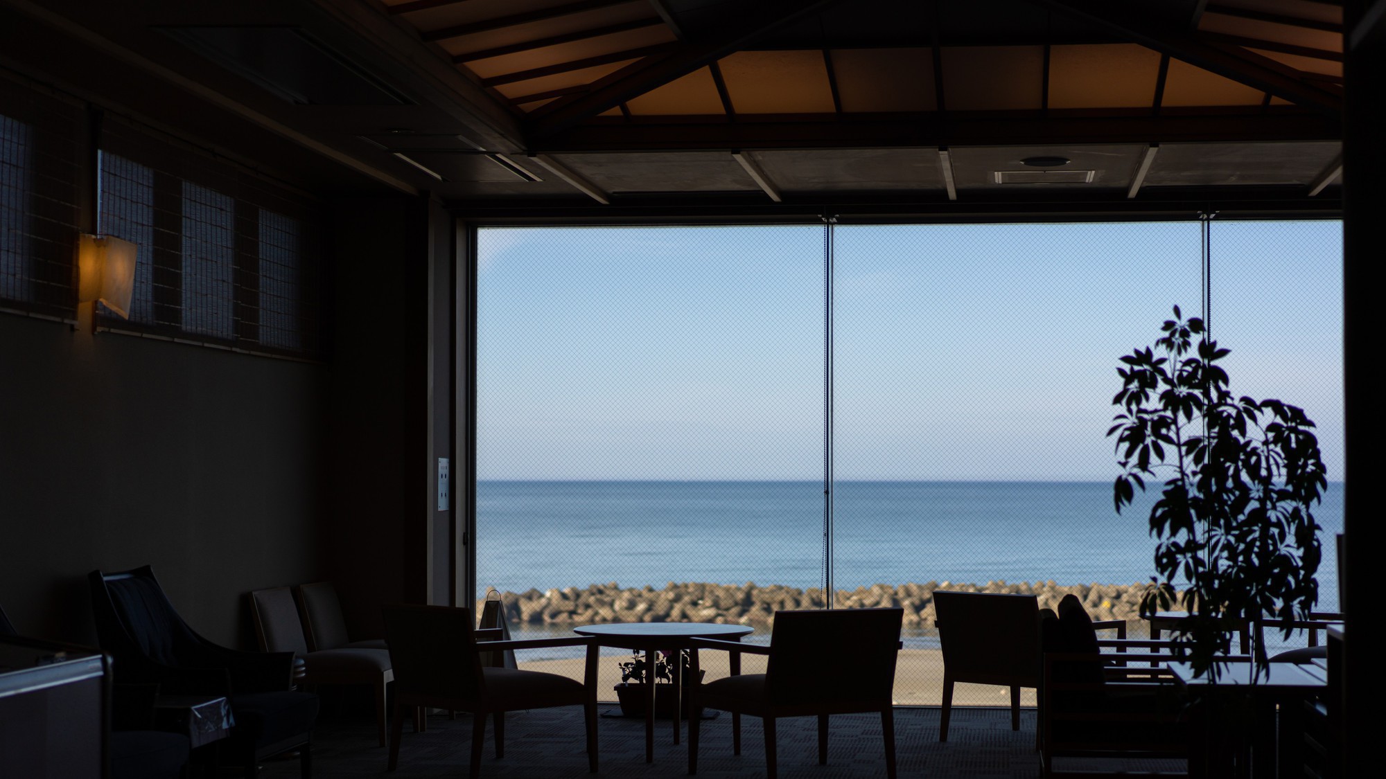 【エントランス】お履物を脱いで入る先には、日本海があなたを待っています