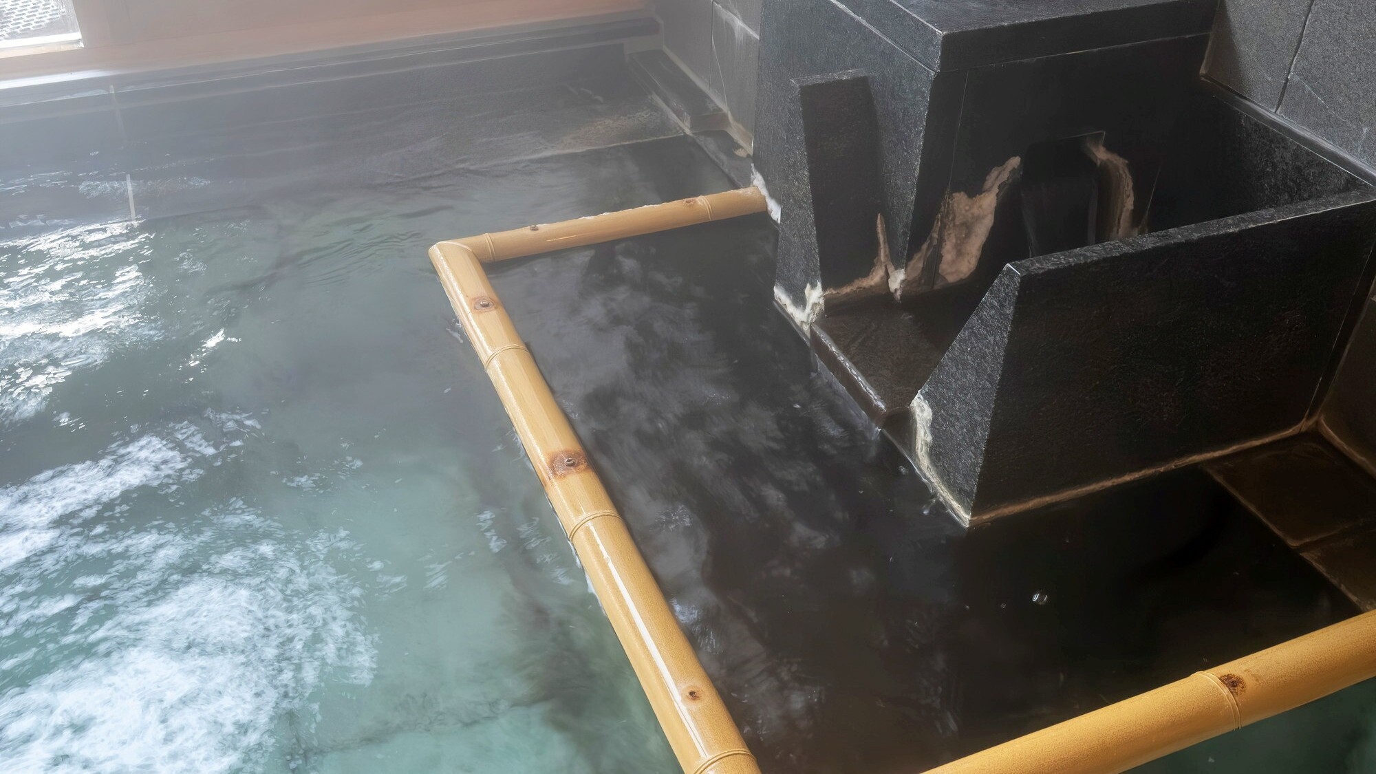 【海の原内風呂】無色透明のお湯は、刺激が少なく身体にやさしいマイルドな泉質です
