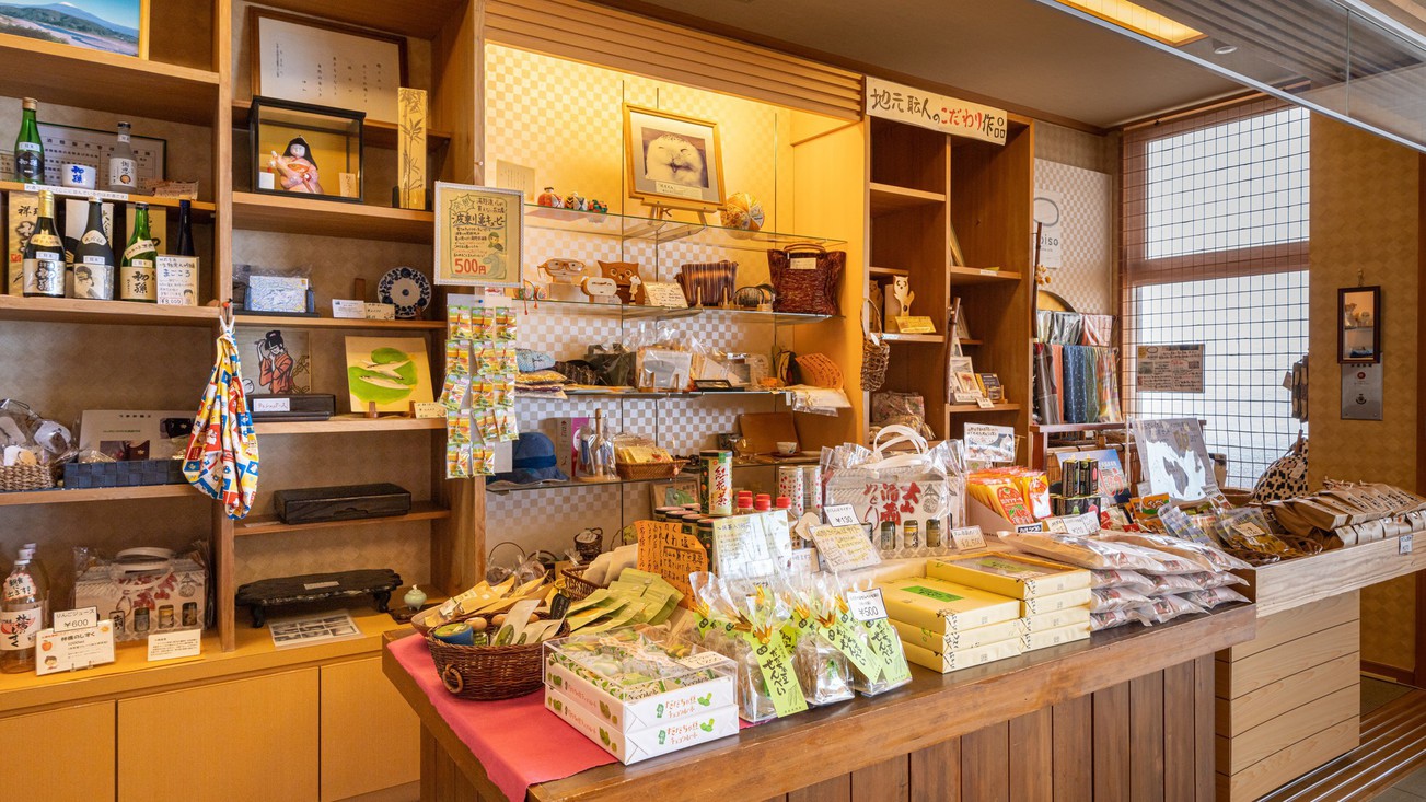 【売店】地元の工芸品を中心に展示・販売しております（7:30〜21:00)