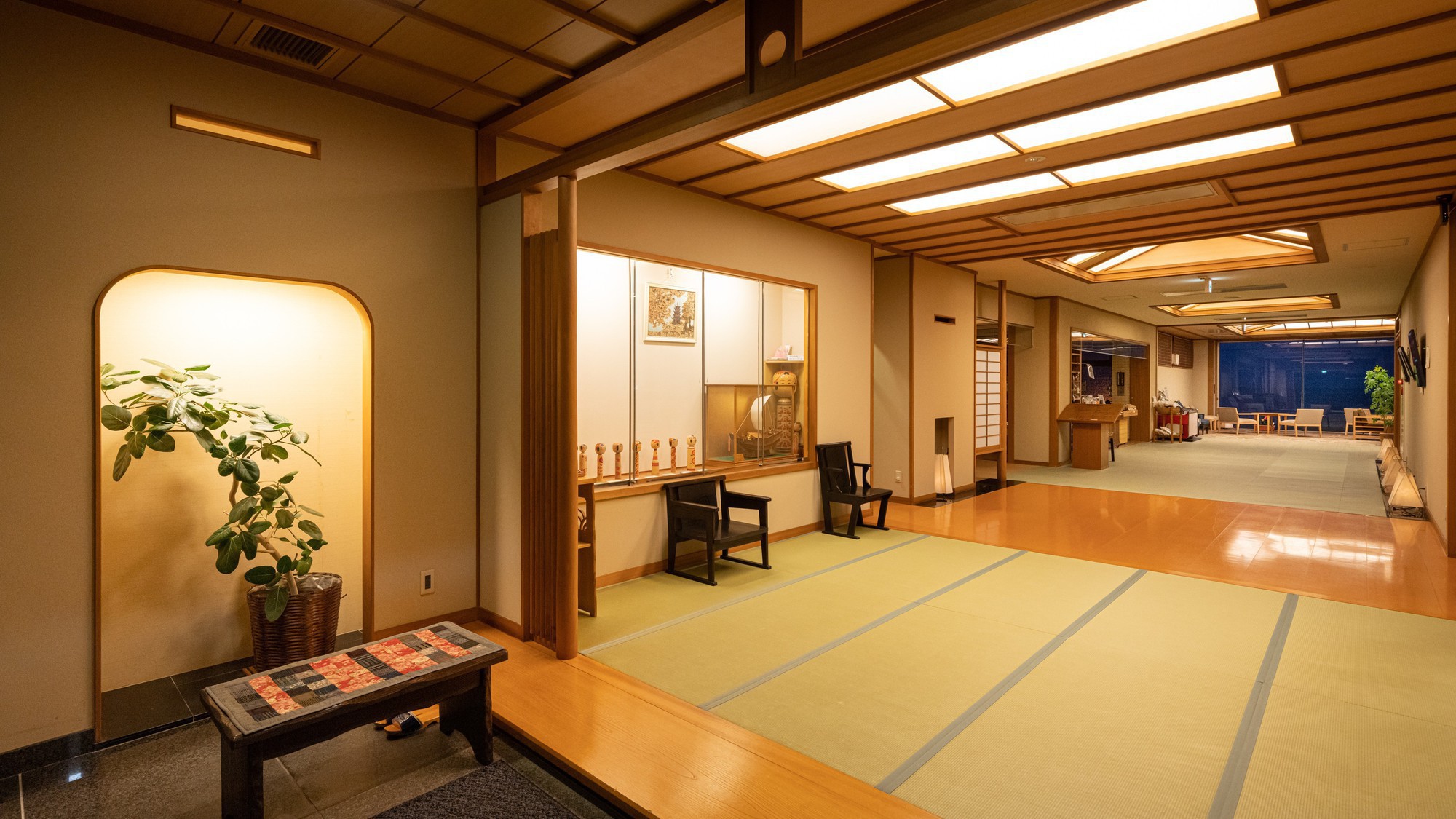 【エントランス】館内ではお履物を脱いで、素足でおくつろぎいただきます