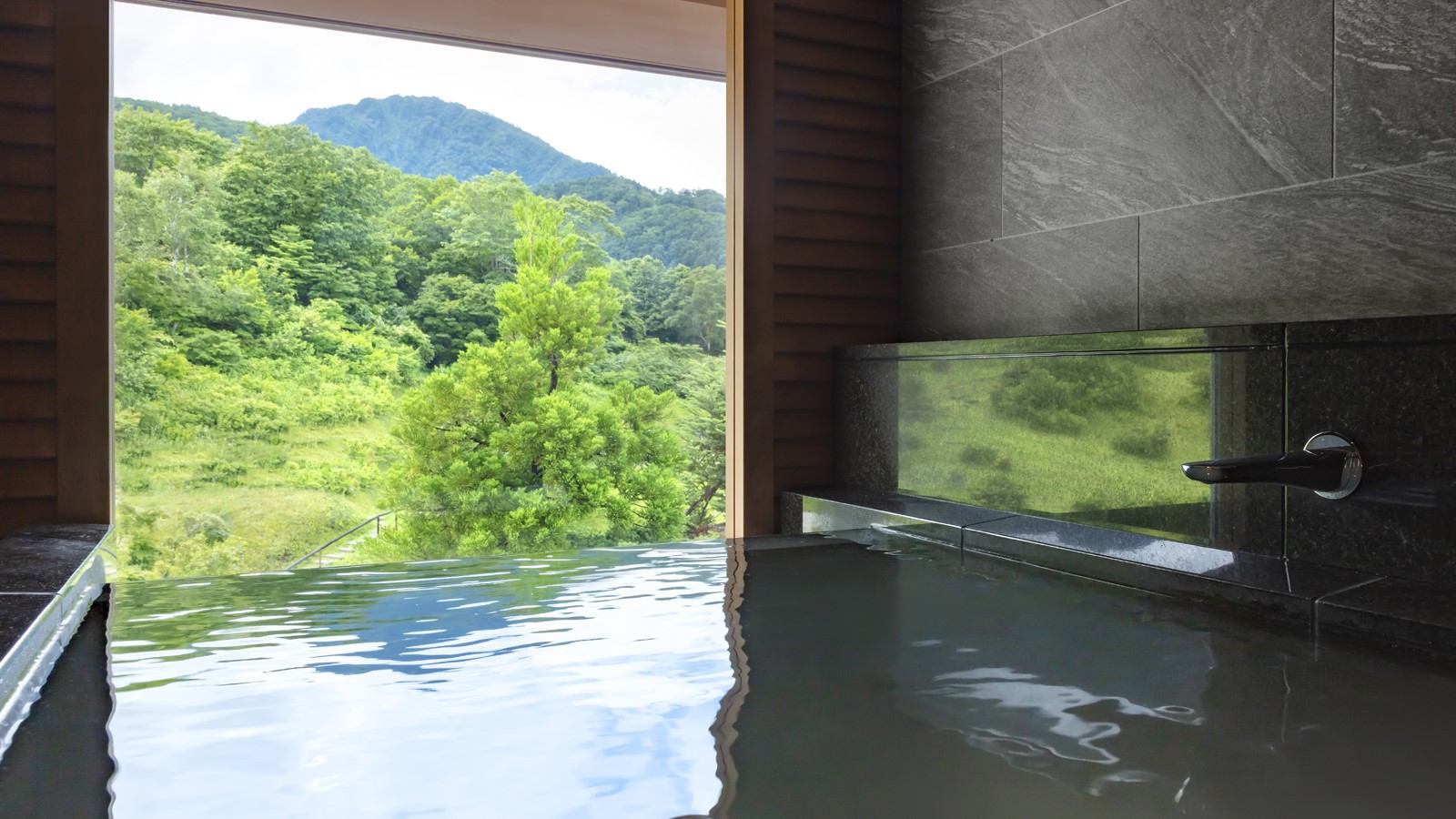 ＜本館＞温泉内風呂デラックスツイン（妙高山側）