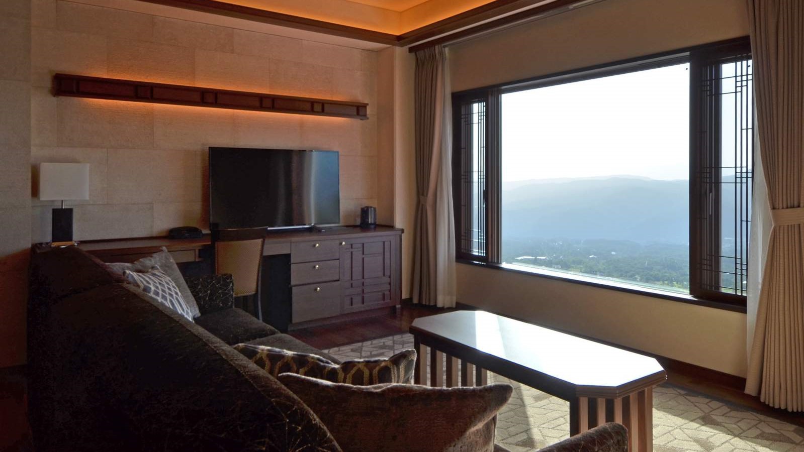 ＜本館＞温泉半露天デラックスツイン（野尻湖側）