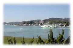 2階の部屋から見える前島フェリー