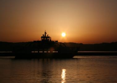 フェリーと夕日