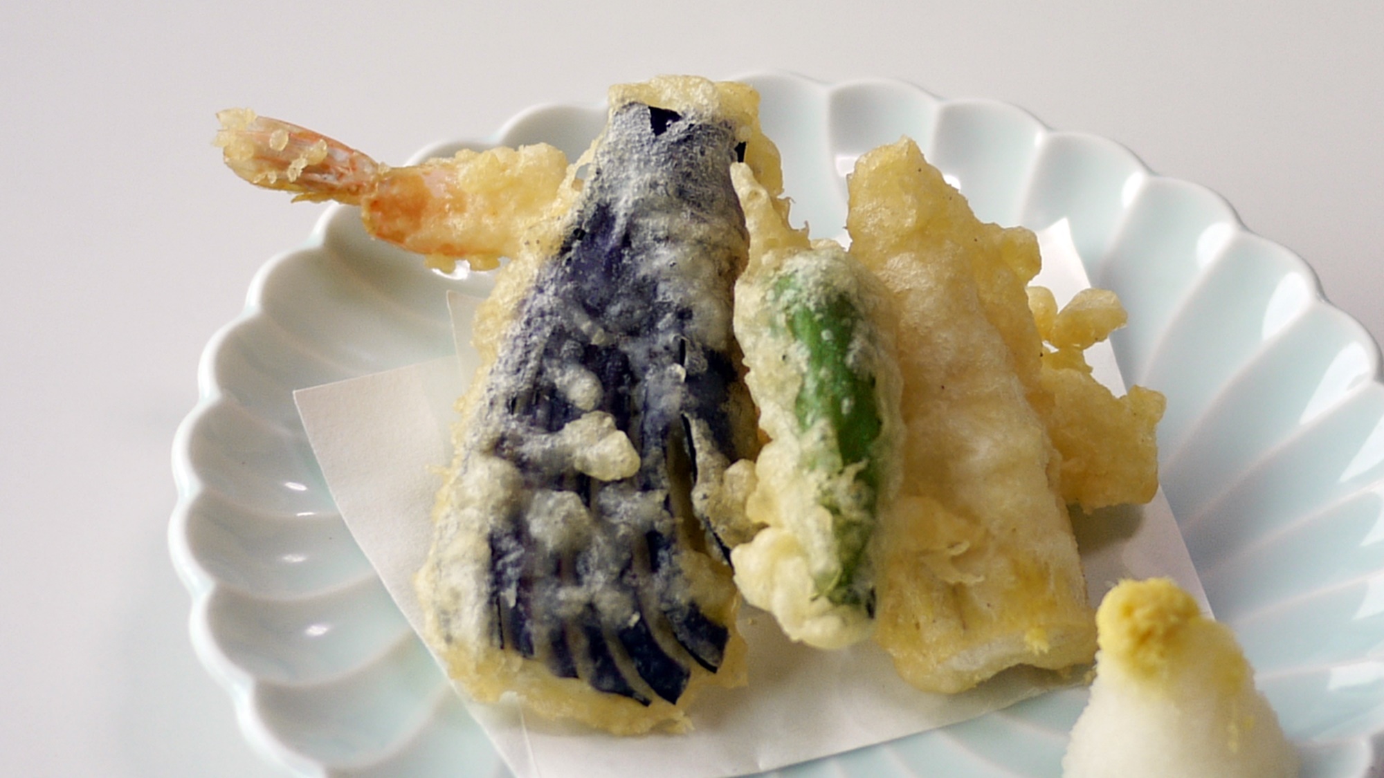 *【天ぷら】野菜と海の幸、ぷりぷりの食感をお楽しみください（内容は変わる場合がございます）
