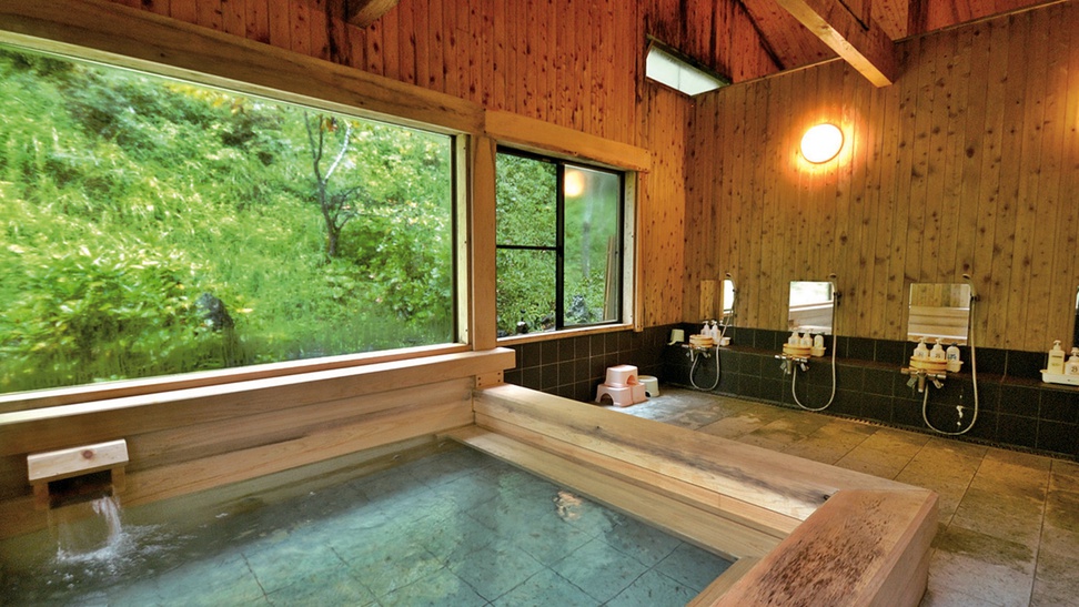*【檜風呂】ぜいたくな総檜（ひのき）を使った大浴場。目の前の自然を眺めながらの湯浴みは極楽…;