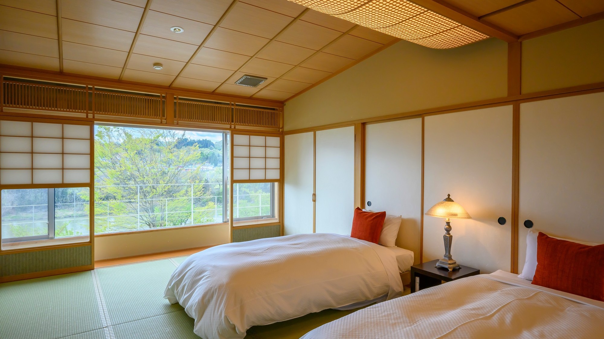 【出羽三山−羽黒山】和室二間続きのゆったりした和の空間。明るい光が柔らかにお部屋を包みます。