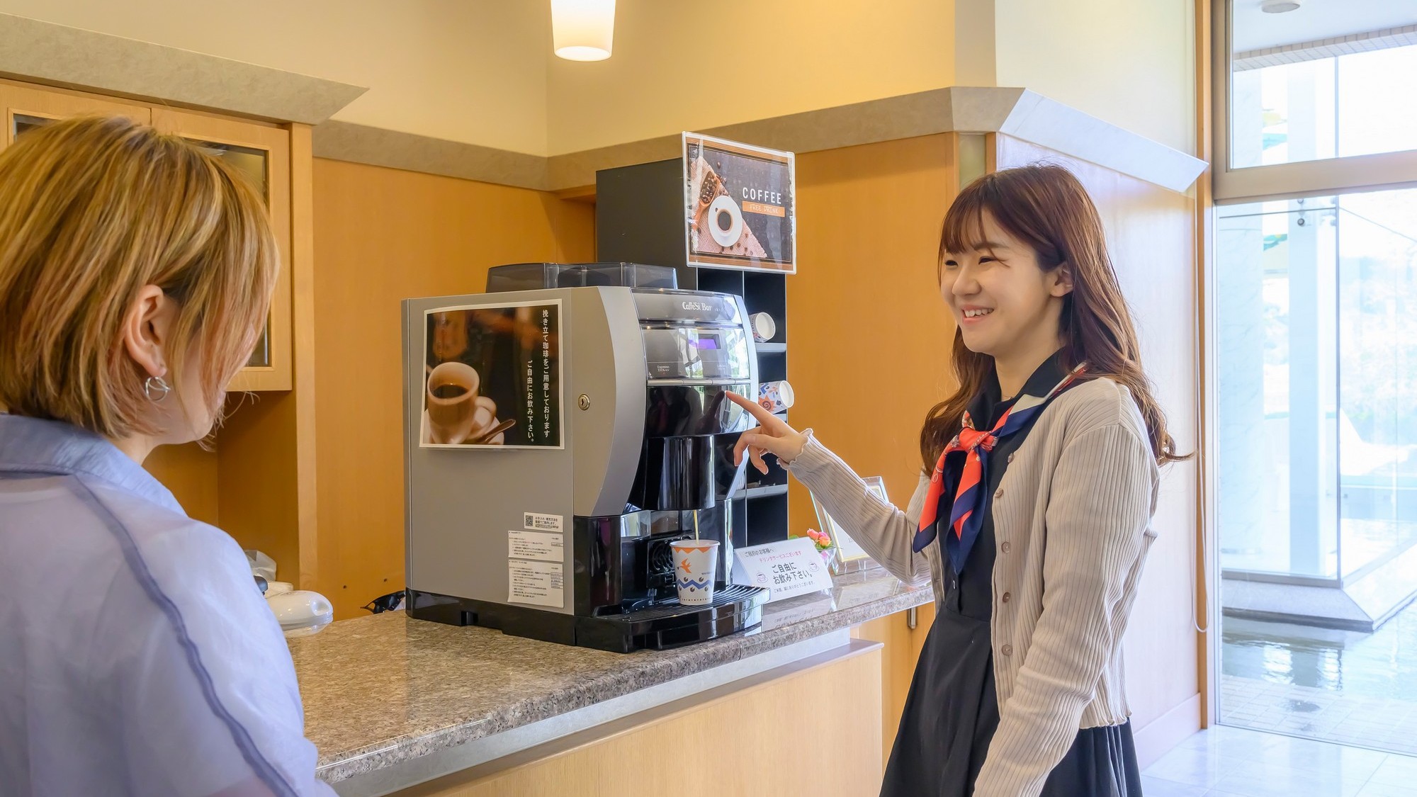 【ドリンクサービス】ラウンジでは、１５時〜２２時、６時〜１０時の間ドリンクサービスを行っております。