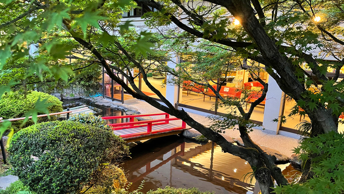 庭園からラウンジを望む