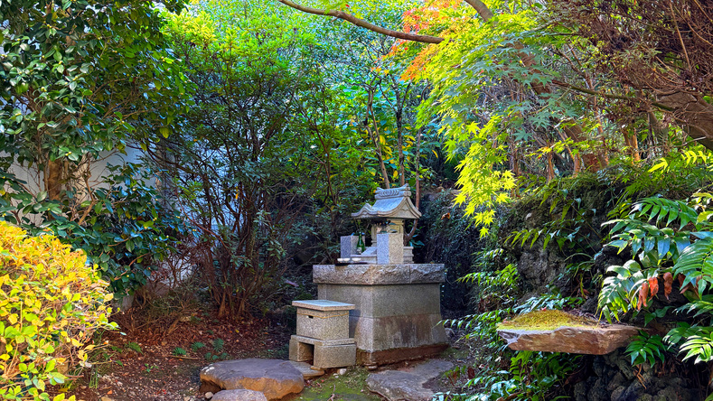 【四千坪の庭園】松風苑内にある走湯神社
