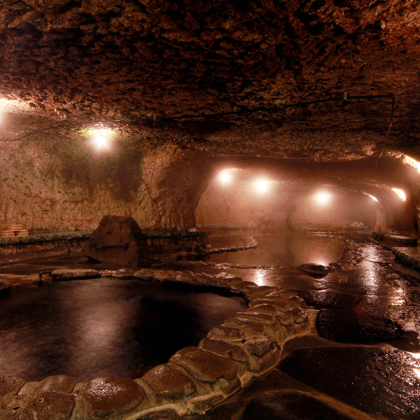 頑固親父が作り上げたこだわりの洞窟風呂…;名付けて「巌窟風呂」脚本家の倉本聰氏の言葉が由来です。