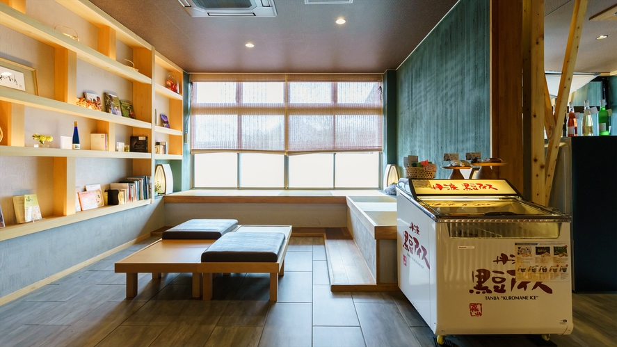 【旅館こぶし／ロビー】 室内用浴衣もこちらでお選びいただきます。アイスの販売も。