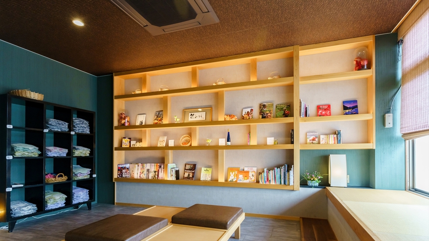 【旅館こぶし／ロビー】 ウェイティングエリア。ギャラリーにはお子様が読める絵本もございます