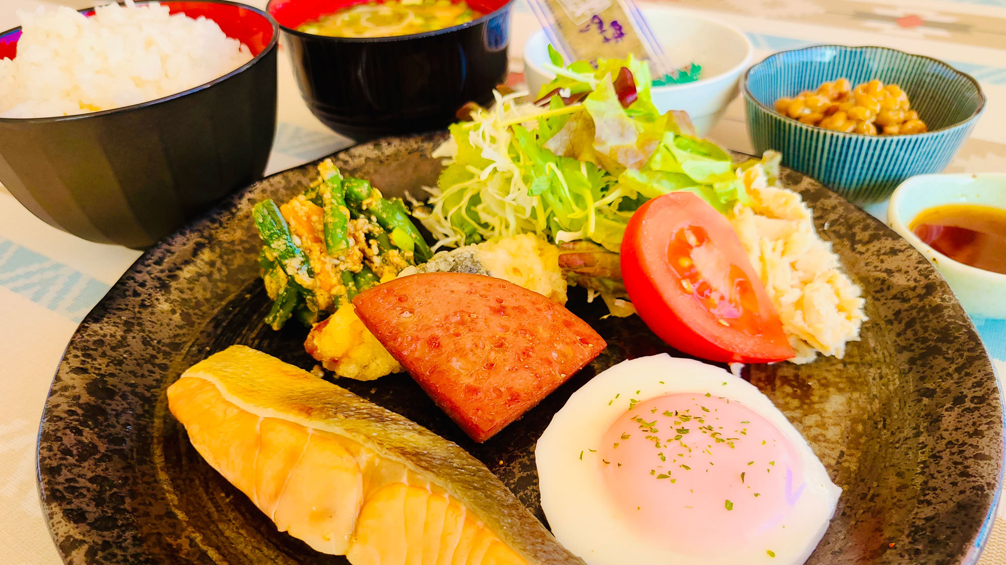 【朝食の一例（和）】朝食プレートは和食と洋食を日替わりでご提供となります