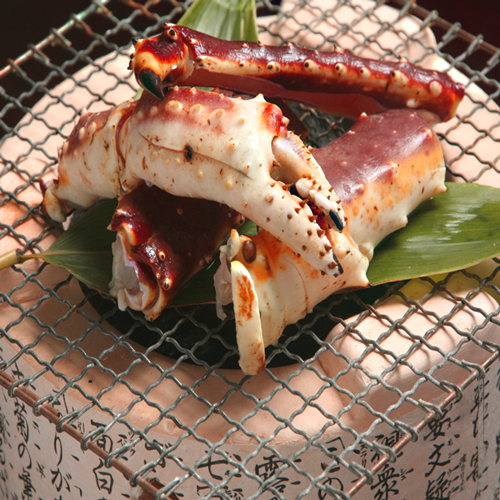 ぎっしりと身が詰まったタラバ蟹を豪快に網焼きで。…;ご夕食の一例