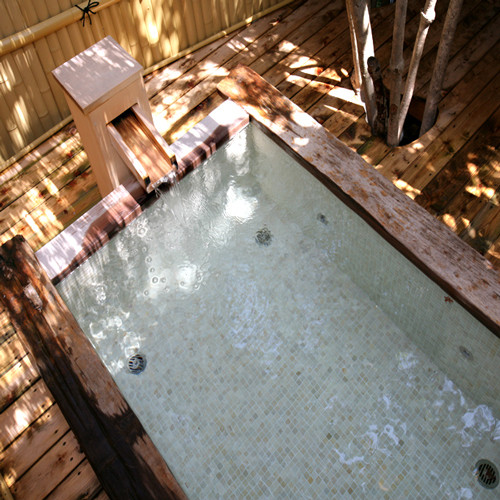 アジアンムード漂う古木を使用した露天風呂。夜には…;