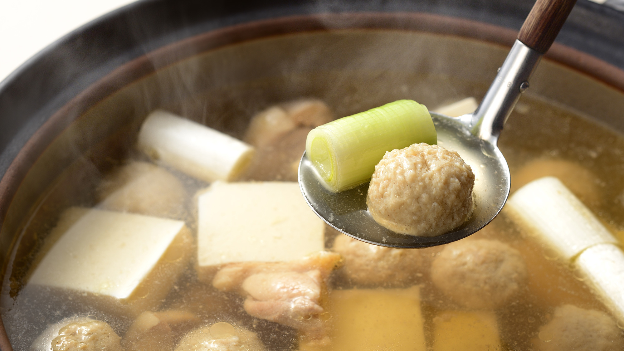 出し汁がきいた鶏団子鍋