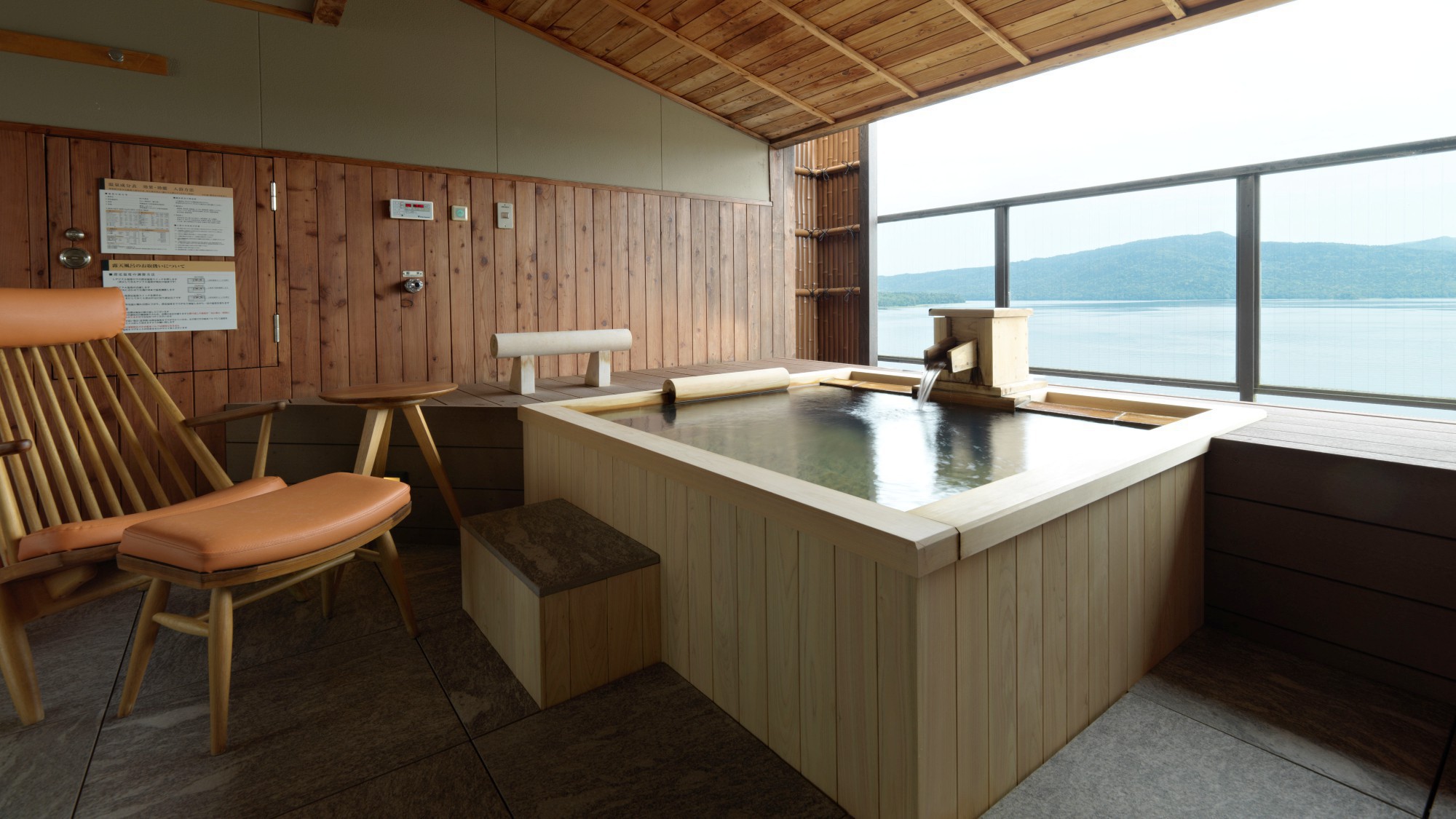 【露天風呂付・湖側】湖の座スイート（客室一例）／檜が香る露天風呂。湖を眺めながらお寛ぎいただけます。