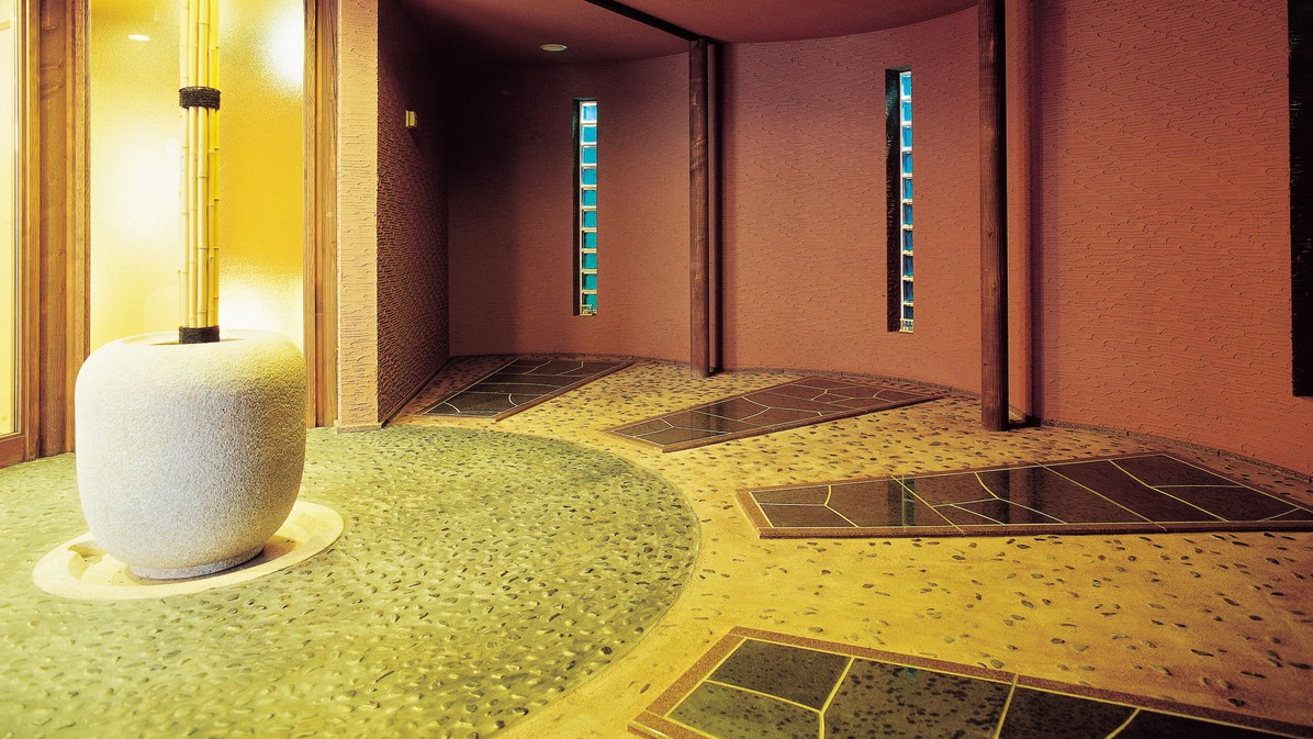 【6階大浴場・石室の湯】銀の雫／岩盤浴場。阿寒産の「点紋石」を使用した岩盤浴をお愉しみください。