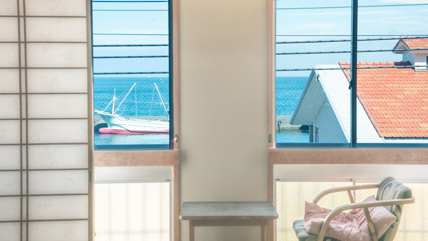 ＊【3階海側和室10〜12畳和室・バス・トイレ付一例】窓からバス停と内浦の海をお楽しみいただけます
