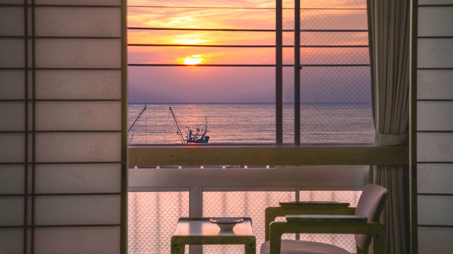＊【3階海側和室10〜12畳和室・バス・トイレ付一例】窓か内浦港へ沈む夕日をお楽しみいただけます