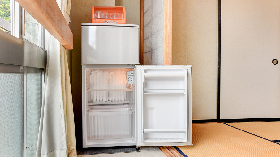 *【客室／冷蔵庫】道中で買った海産物のお土産置きなどにご利用ください