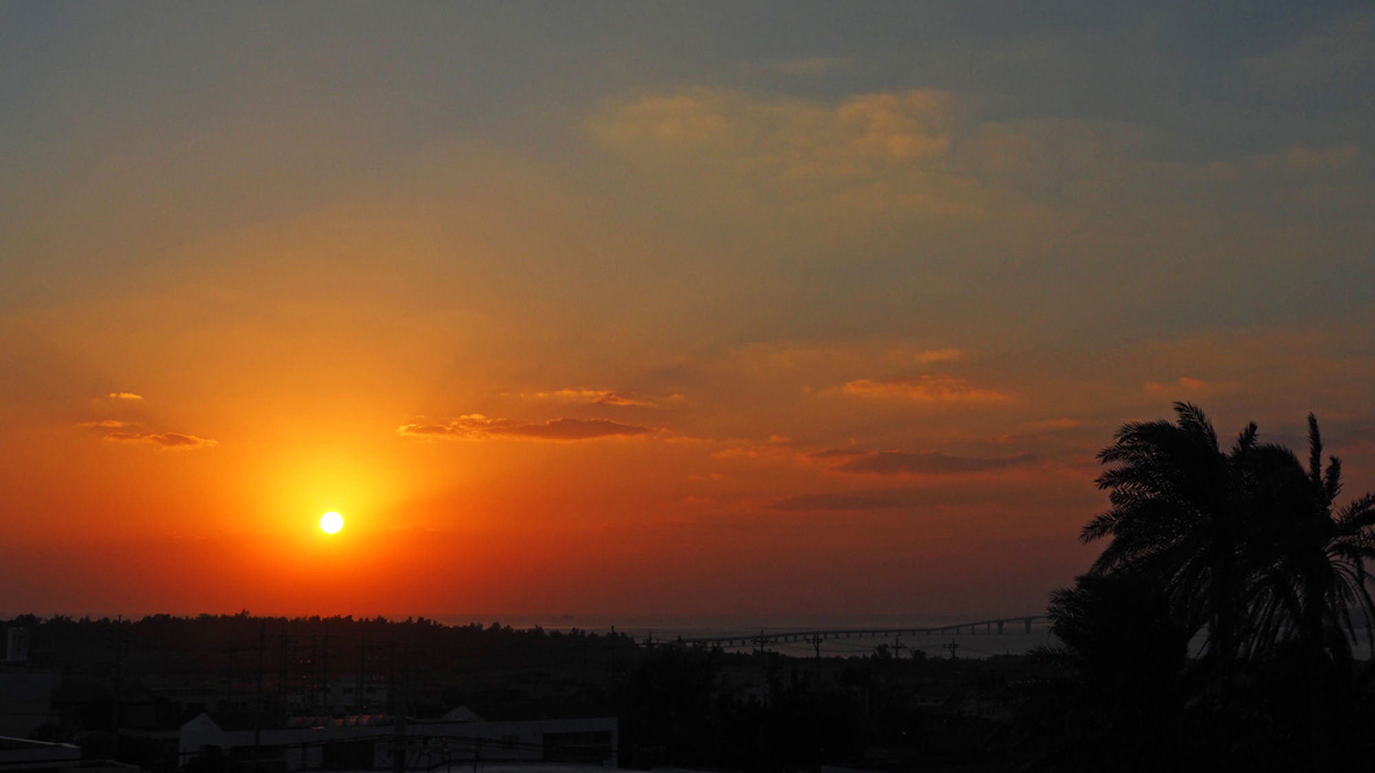 【サンセット】宮古島は夕日もおすすめ。キレイな夕日は幻想的な気分になります。