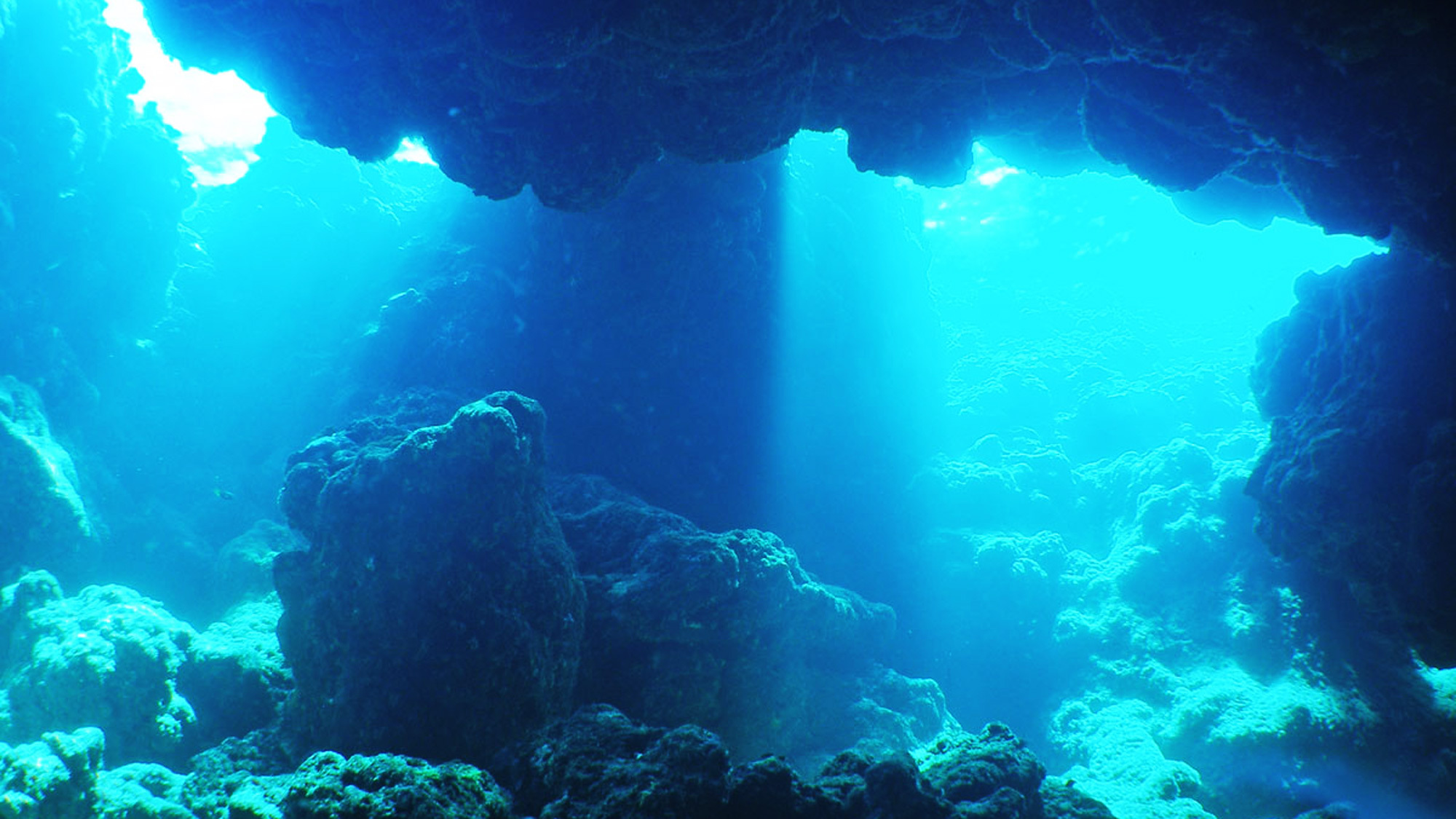 【ダイビング】宮古島周辺は地形により様々な形のダイビングスポットがあります。