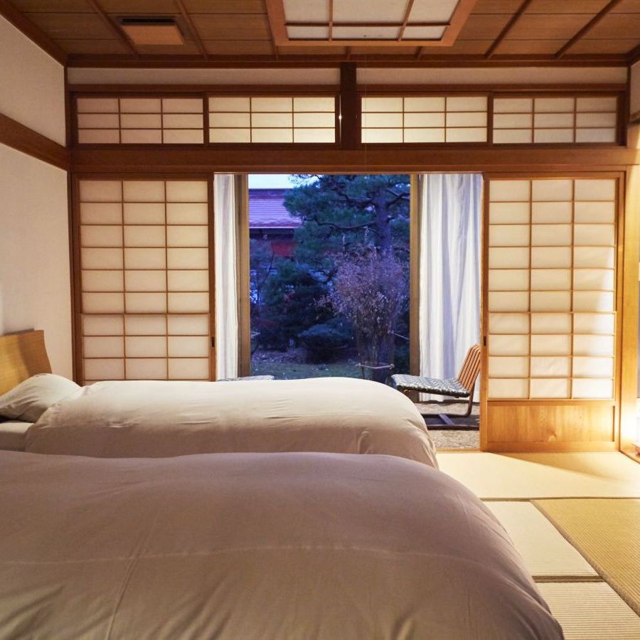 【日本庭園を眺める和室ベッドルーム】