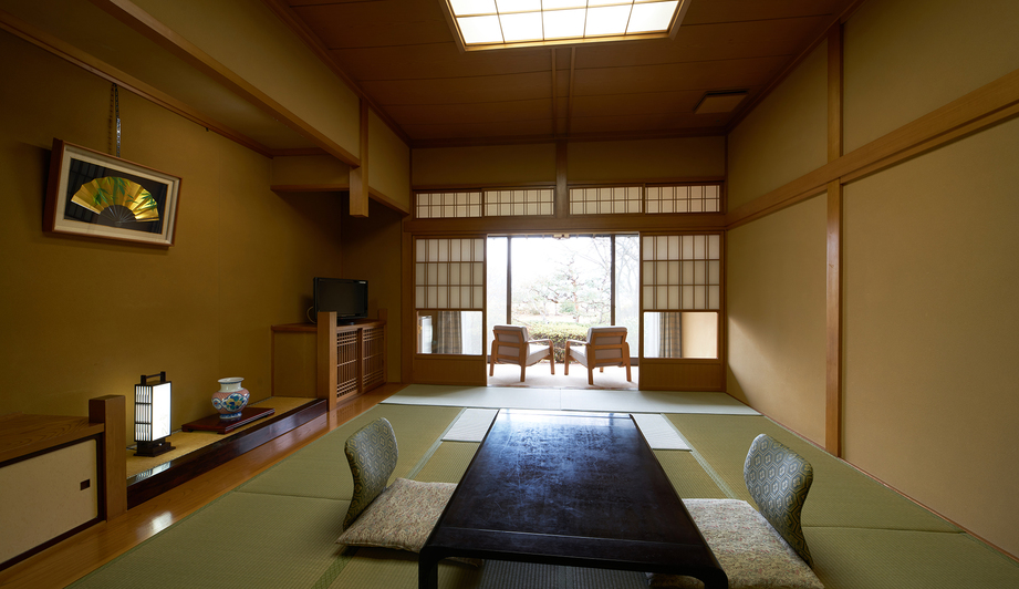 【日本庭園を眺める純和風客室】１２畳の広々とした空間。日本庭園の四季の景色を愉しむ。