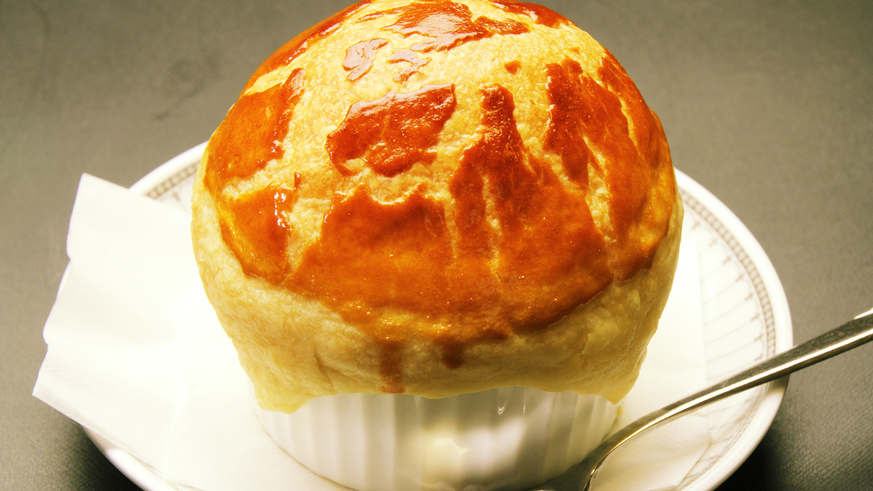 （夕食イメージ）ホテル特製フカヒレスープのパイ包み